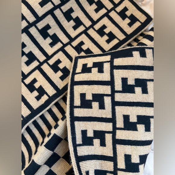 🩷Stunning Fendi Zucca Scarf.❤️Authentic and 99% new. - Picture 4 of 12